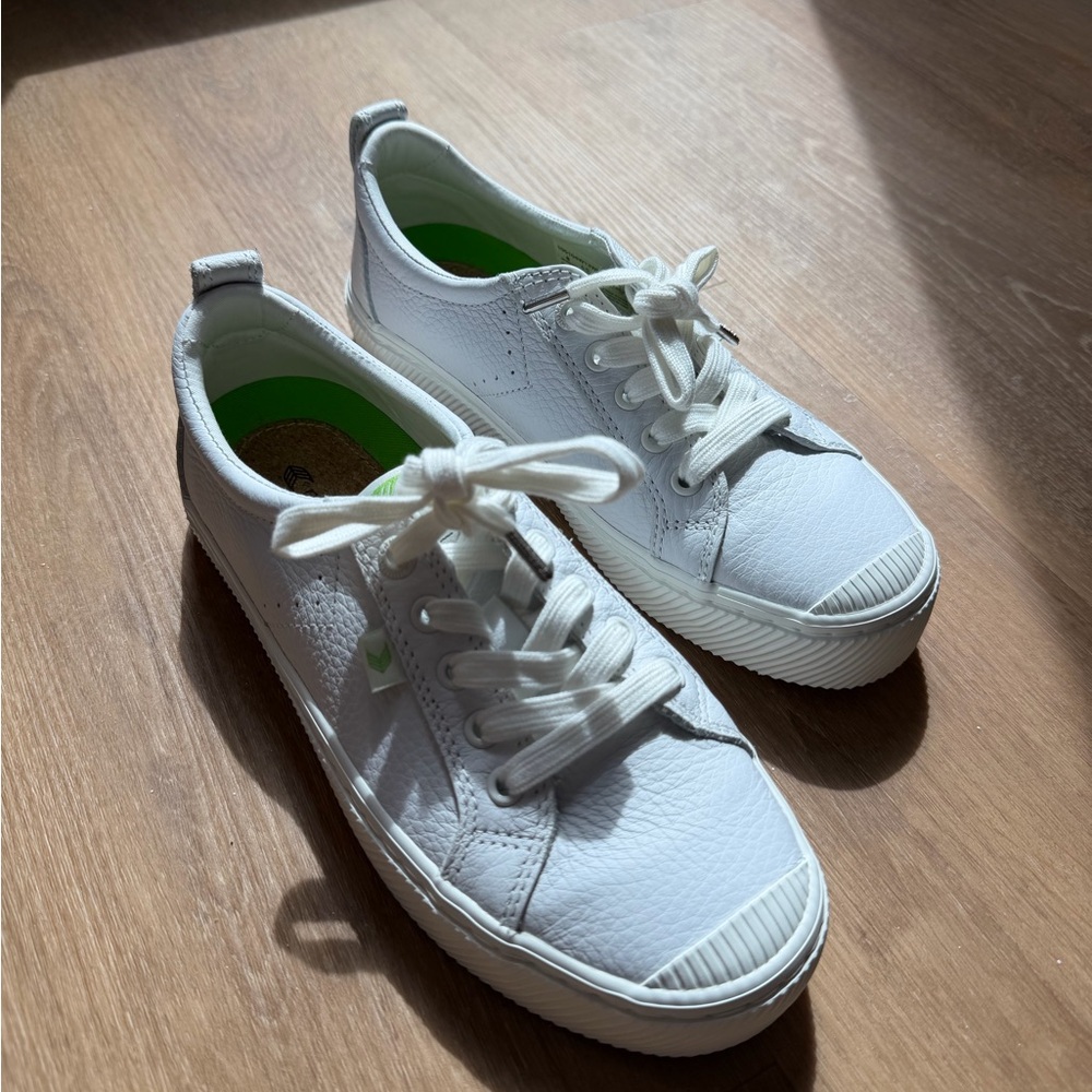 Cariuma Women's Low-Top White Leather Sneakers - Picture 3 of 4